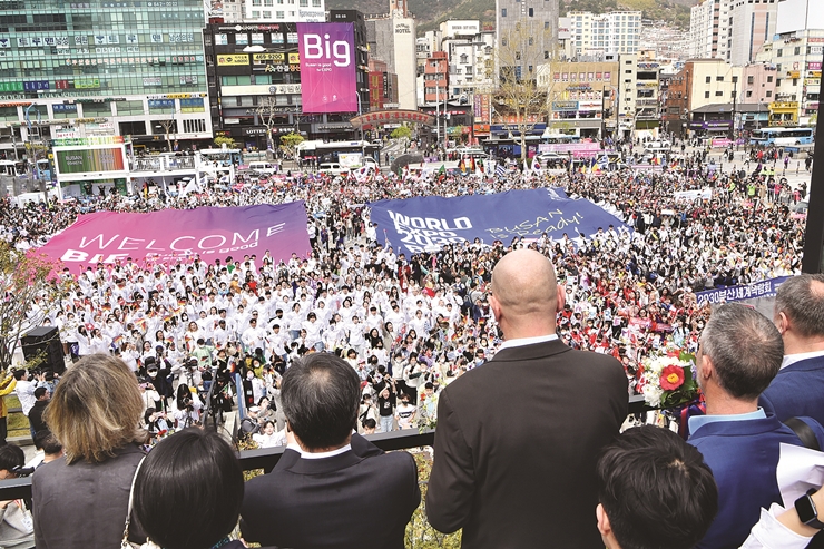 2-1-20230404 BIE 실사단 부산 방문 시민 환영행사(부산역) 04